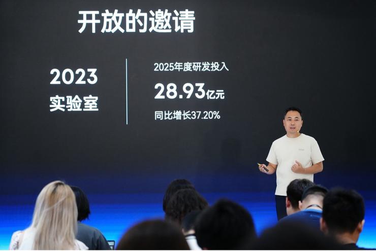 耳机降噪跑不动大模型，安克「被迫」造了颗存算一体芯片