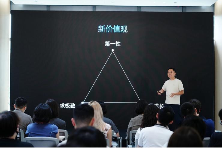 耳机降噪跑不动大模型，安克「被迫」造了颗存算一体芯片